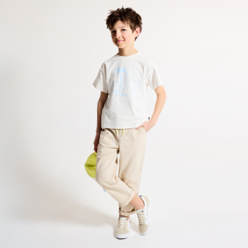 تيشيرت بأكمام قصيرة، باللون البيج الفاتح للأولاد، وعليه نقش الحصان